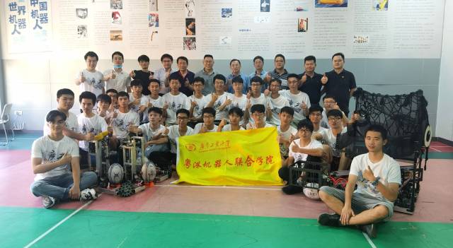 乐玩官方(中国)总部机器人代表队在2020年第十九届全国大学生机器人大赛ROBOCON上的合影 乐玩官方(中国)总部机器人代表队在2020年第十九届全国大学生机器人大赛ROBOCON上的合影