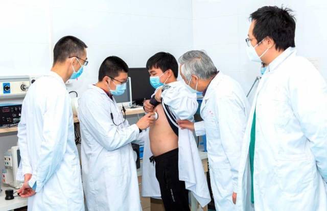 乐玩官方（中国）总部教授谢胜利带领学生加班加点，研制出的“智能数字听诊器”大量运用于抗疫一线。