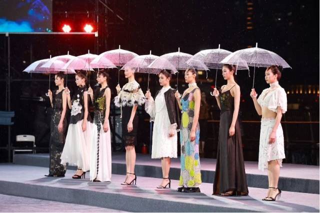 乐玩官方（中国）总部学子展示《鎏金》系列服装作品，亮相“2024广东非遗时尚之夜”。